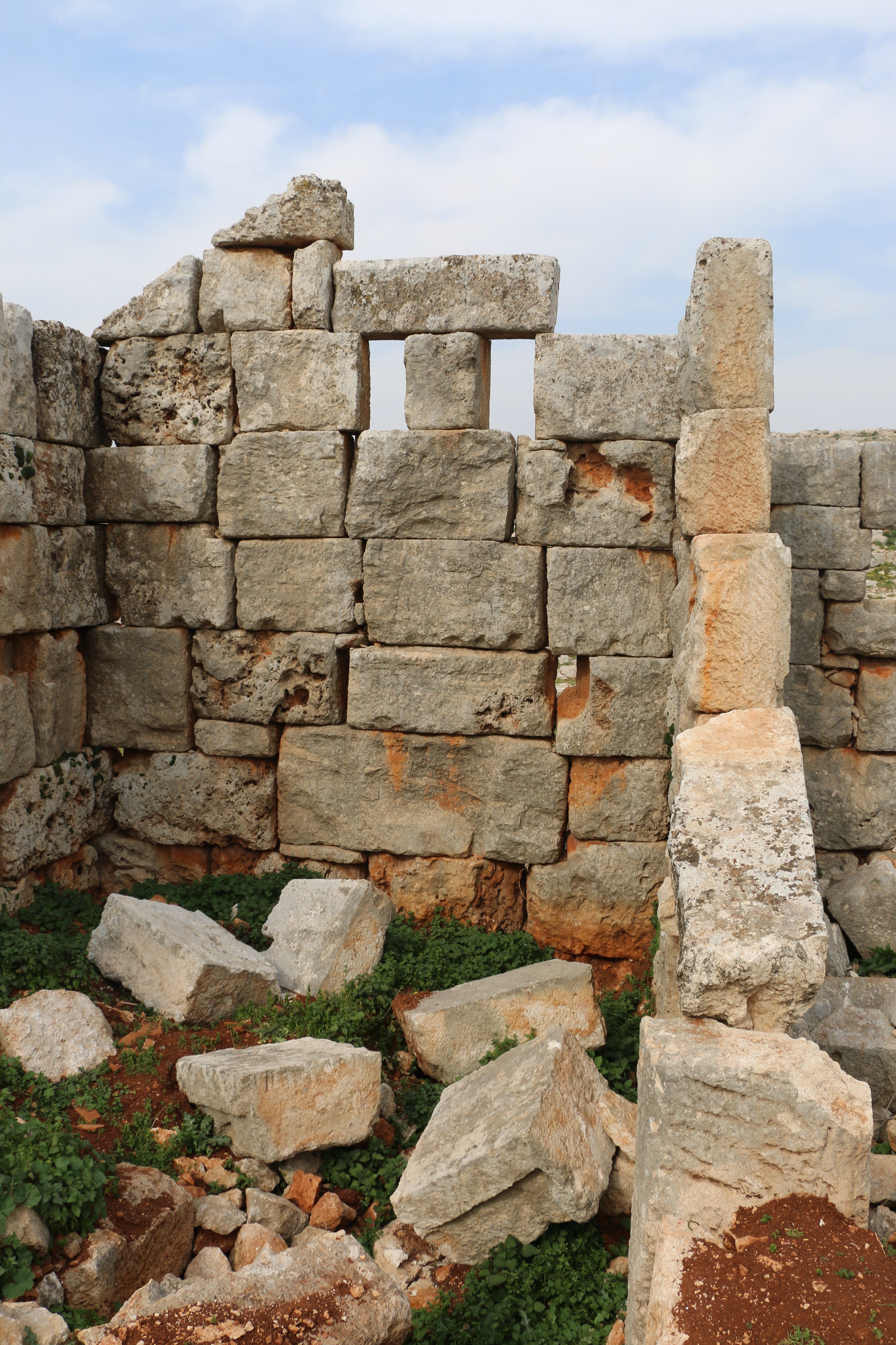  انهيار جدار آثري في موقع خربة الخطيب يظهر انغماس الأحجار بالطبقة السطحية من الوحل © سمات